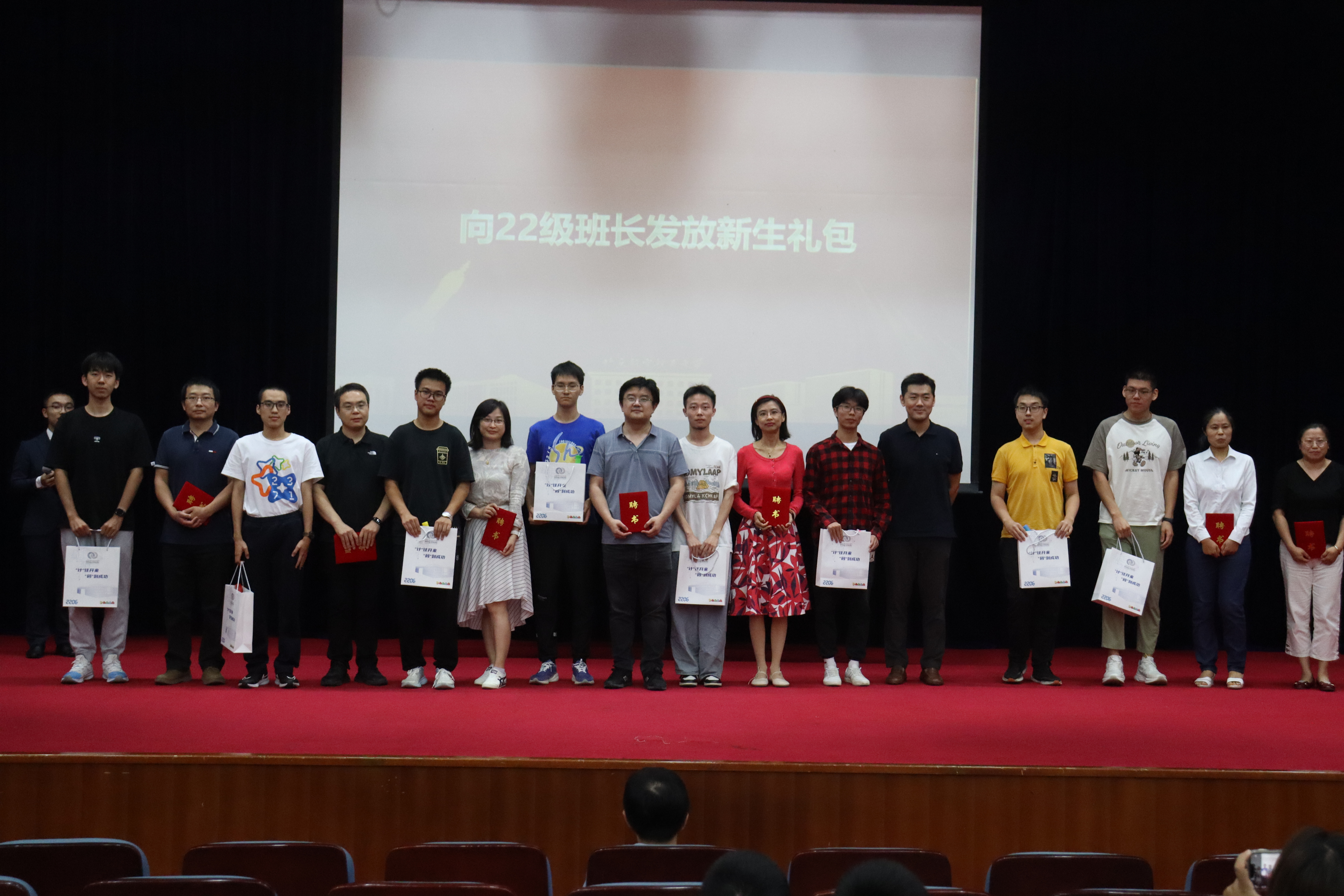 5 向各班班长发放新生礼包.JPG